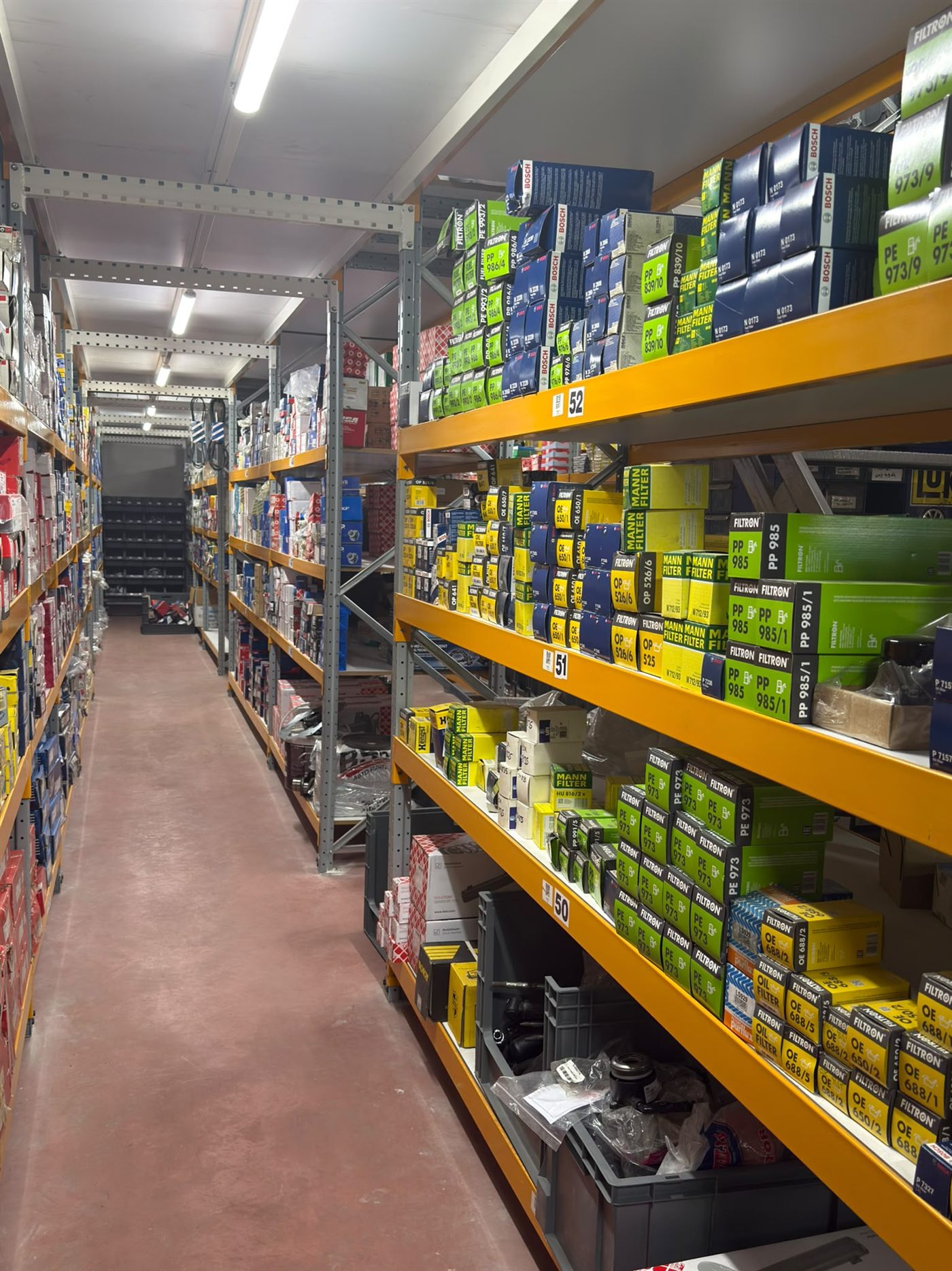 OTO MARKET depo — geniş yedek parça stoğu