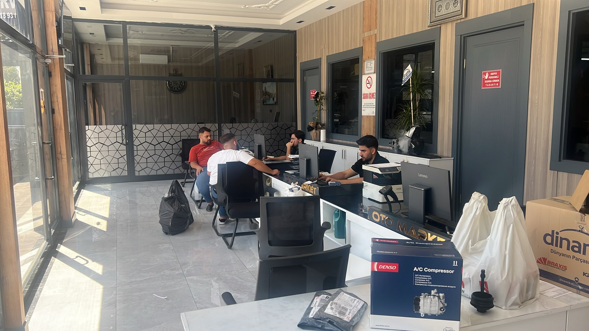 OTO MARKET tabelası — orijinal oto yedek parçaları